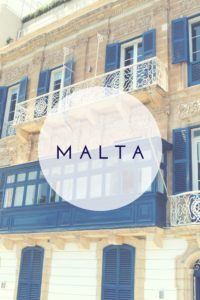 Mdina ist die älteste Stadt von Malta, sie war vor Valletta die Hauptstadt. Die Stadt bietet enge Gassen, sandsteinfarbene Häuser und Paläste sowie farbenfrohe Balkons. “Die stille Stadt” mit ihrer Mischung aus mittelalterlicher und barocker Architektur hat nur rund 400 Einwohner. Auf meinem Reiseblog nehme ich euch mit auf einen Spaziergang mit vielen Fotos.