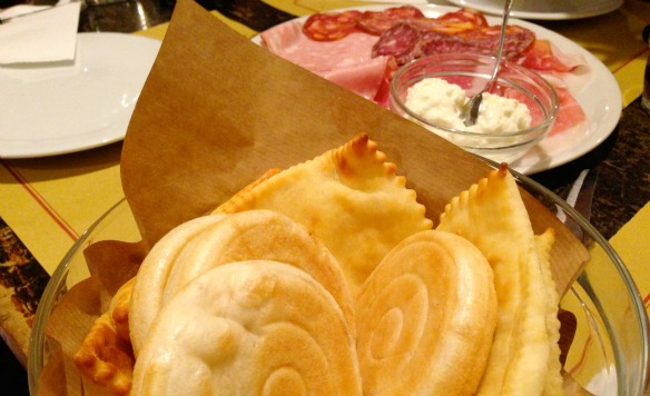 Gnocco Fritto in Bologna (Reiseblog und Foodblog Travel on Toast)