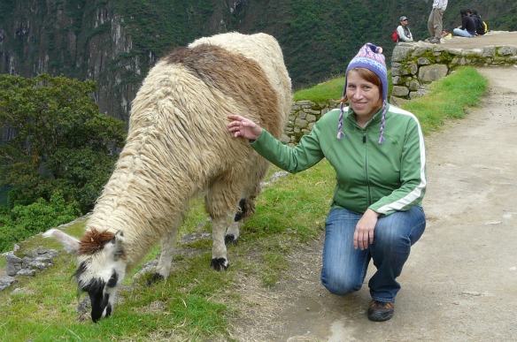 Travel blogger Anja Beckmann with a llama at Machu Picchu (Peru)