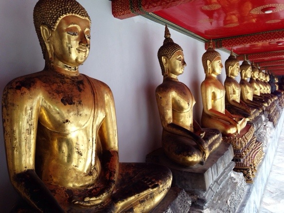 Bangkok - Buddhas in einer Reihe