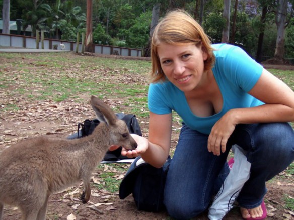 Travel blogger Anja Beckmann with a kangaroo in Australia