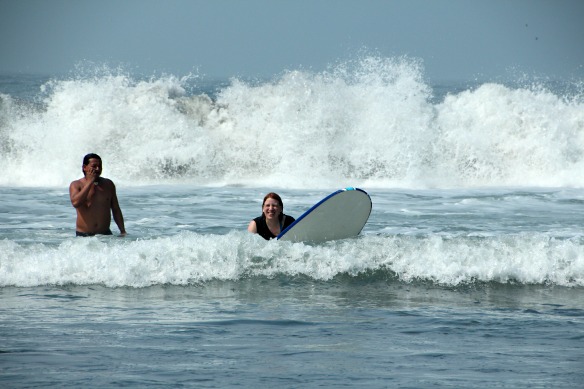El Tunco - El Salvador - Reiseblogger Anja Beckmann beim Surfen