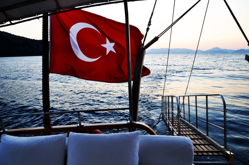 Bootstour mit türkischer Flagge