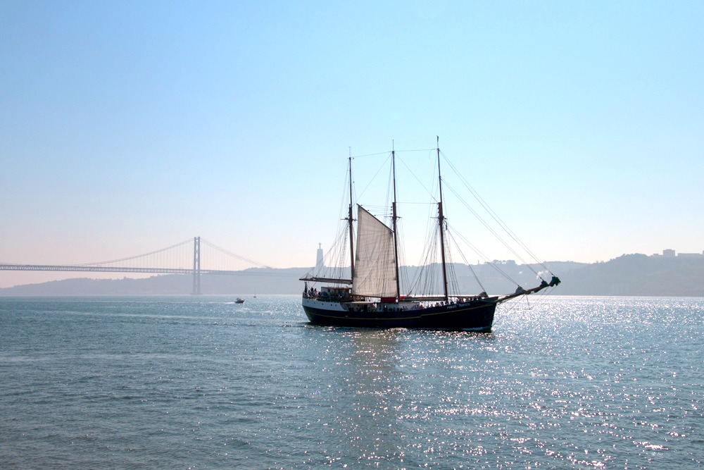 Schiff auf Tejo Lissabon