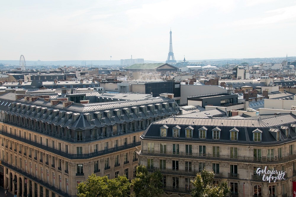 Paris im Sommer Frankreich Galeries Lafayette Ausblick Eiffelturm