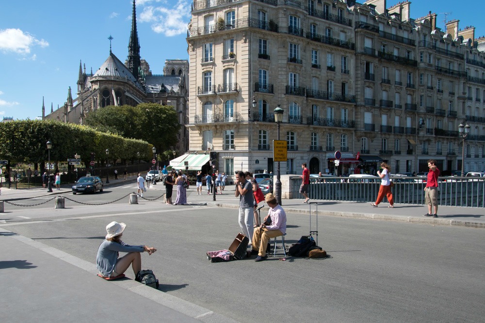 Paris Notre-Dame Straßenmusiker