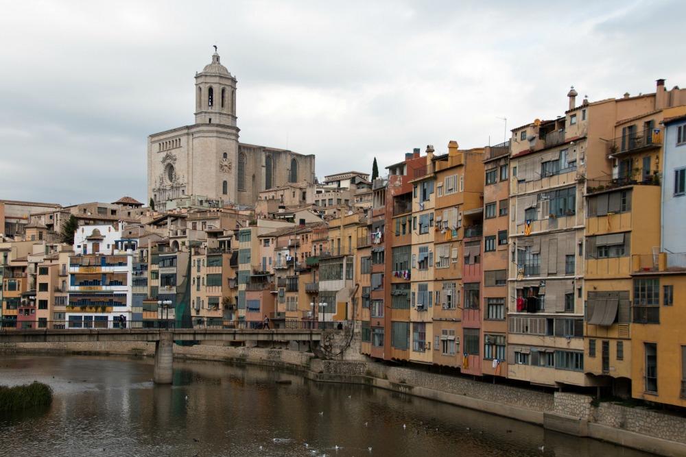 girona-spanien-fluss-bunte-haeuser