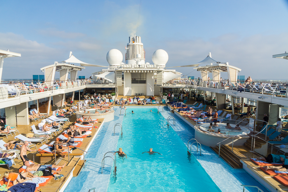 Mein Schiff 5 Pool und Sonnendeck