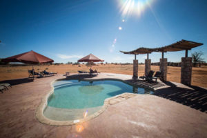 Kalahari Lodge - Pool in der Wüste