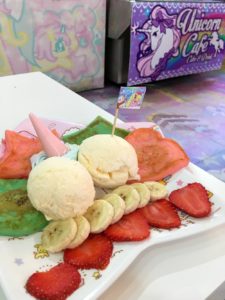 Rainbow Food im Unicorn Cafe, Bangkok