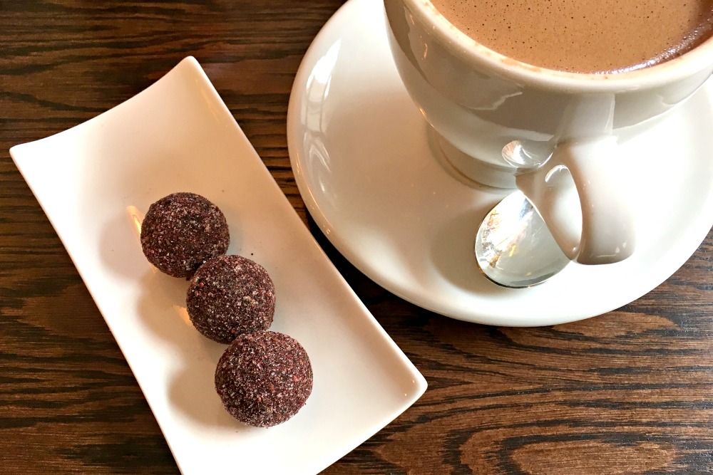 Schokoladentrüffeln mit schwarzen Johannisbeeren und Wacholder