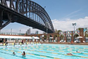North Sydney Olympic Pool unter der Harbour Bridge
