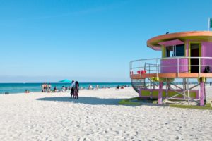 Strand in Miami Beach mit Lifeguard Stands
