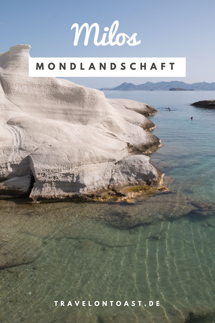 Sarakiniko Beach: Mondlandschaft auf Milos, Griechenland. Weiße Felsen, die sich vom türkisfarbenen Meer abheben. Eine bizarre Mondlandschaft mit Höhlen, Kegeln und kleinem Strand, von dem aus ihr zum Meer schwimmen könnt. Im Artikel verrate ich euch, ob sich der Besuch lohnt und zeige euch meine schönsten Fotos.