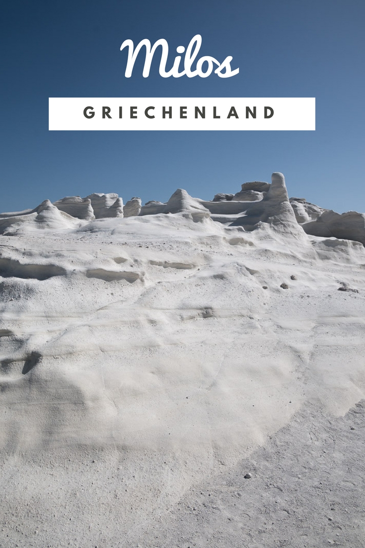 Sarakiniko Beach: Mondlandschaft auf Milos, Griechenland. Weiße Felsen, die sich vom türkisfarbenen Meer abheben. Eine bizarre Mondlandschaft mit Höhlen, Kegeln und kleinem Strand, von dem aus ihr zum Meer schwimmen könnt. Im Artikel verrate ich euch, ob sich der Besuch lohnt und zeige euch meine schönsten Fotos.