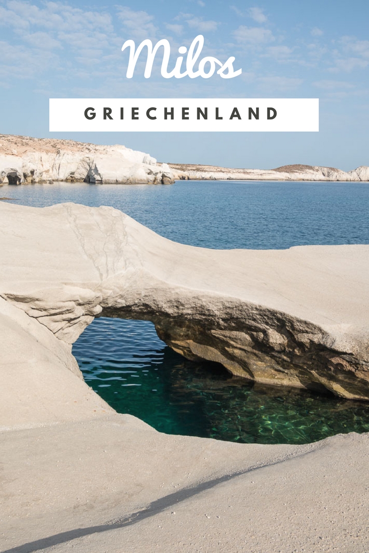 Sarakiniko Beach: Mondlandschaft auf Milos, Griechenland. Weiße Felsen, die sich vom türkisfarbenen Meer abheben. Eine bizarre Mondlandschaft mit Höhlen, Kegeln und kleinem Strand, von dem aus ihr zum Meer schwimmen könnt. Im Artikel verrate ich euch, ob sich der Besuch lohnt und zeige euch meine schönsten Fotos.