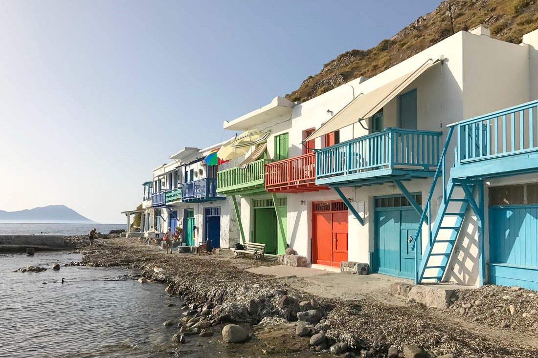 Kleurrijke botenhuizen op Milos, Griekenland