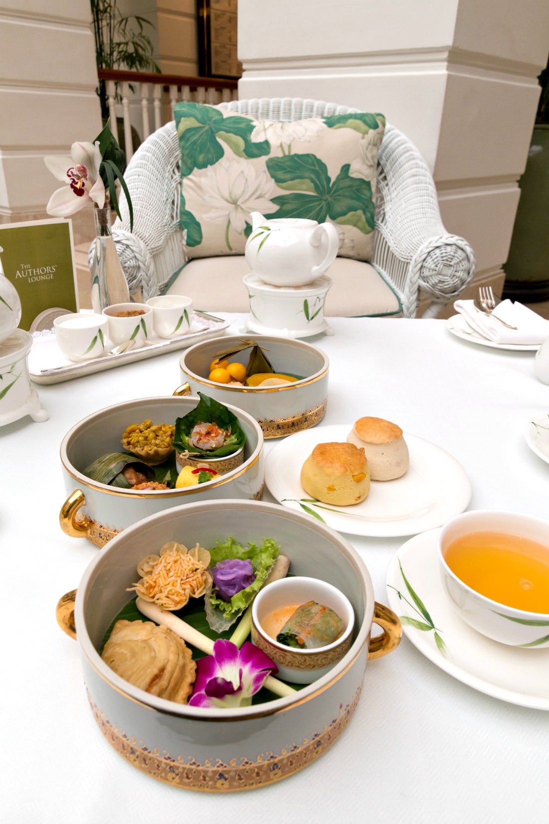 In der Authors’ Lounge des 5 Sterne Hotels "Mandarin Oriental Bangkok" bekommt ihr einen Thai Afternoon Tea serviert - mit thailändischem Essen. Mein Tipp für Bangkok! #Thailand #Bangkok #AfternoonTea #Luxushotel