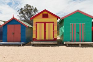 Australien hat viele wunderschöne Strände - allein der Whitehaven Beach ist ein absoluter Traum! In Melbourne mag ich auch den Strand von St Kilda. Doch der Dendy Street Beach wird nicht mein Liebling: Er ist zwar lang, aber nicht besonders breit. Der Strand ist gelblich, teilweise liegen Seegras oder Treibholz herum. Und an diesem Montagnachmittag sind viele Besucher am Strand. Doch die haben anscheinend ihren Spaß: Die meisten Erwachsenen sonnen sich, die Kinder toben im flachen Wasser.