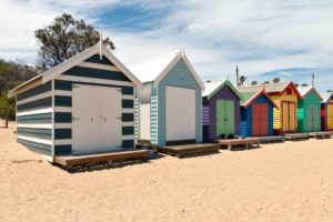 Australien hat viele wunderschöne Strände - allein der Whitehaven Beach ist ein absoluter Traum! In Melbourne mag ich auch den Strand von St Kilda. Doch der Dendy Street Beach wird nicht mein Liebling: Er ist zwar lang, aber nicht besonders breit. Der Strand ist gelblich, teilweise liegen Seegras oder Treibholz herum. Und an diesem Montagnachmittag sind viele Besucher am Strand. Doch die haben anscheinend ihren Spaß: Die meisten Erwachsenen sonnen sich, die Kinder toben im flachen Wasser.