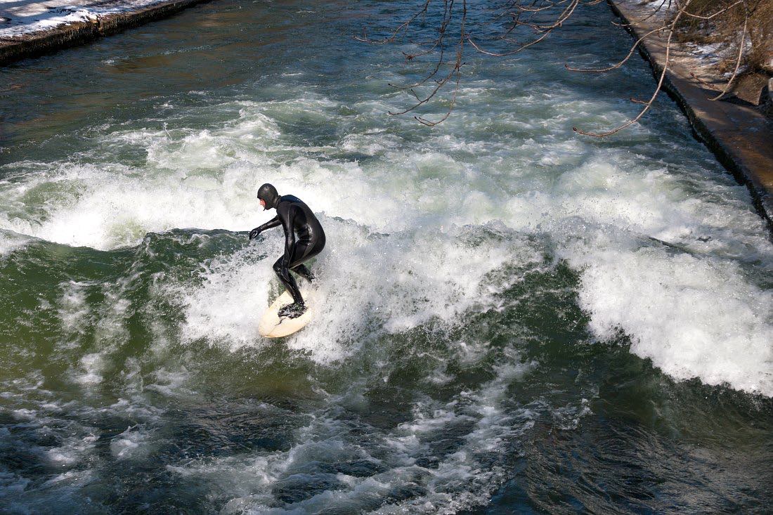 Eisbachwelle München: Surfen bzw. Wellenreiten