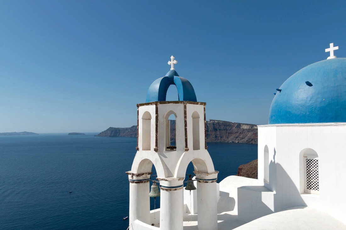 Blauwe koepelkoepelkerken op Santorini Griekenland