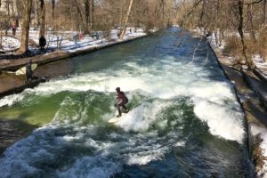 Eisbachwelle München: Surfen im Englischen Garten