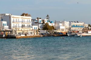 Aliki: Hafenort mit Strandrestaurant auf Paros Griechenland