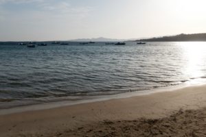 Aliki: Hafenort mit Strandrestaurant auf Paros Griechenland