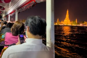 Mit der Fähre in Bangkok zu Sehenswürdigkeiten wie dem Wat Arun
