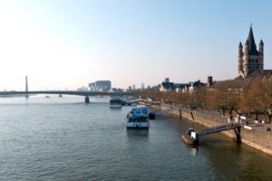 Der Rhein in Köln mit den Kranhäusern
