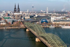 Aussicht vom Köln Triangle auf Kölner Dom und Rhein