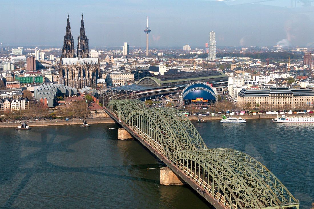 Aussicht vom Köln Triangle auf Kölner Dom und Rhein