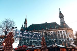 Weihnachtsmarkt Aachen vor Rathaus