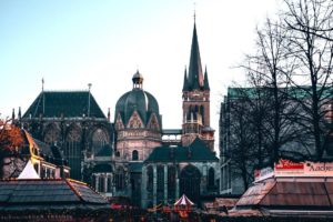 Weihnachtsmarkt beim Aachener Dom