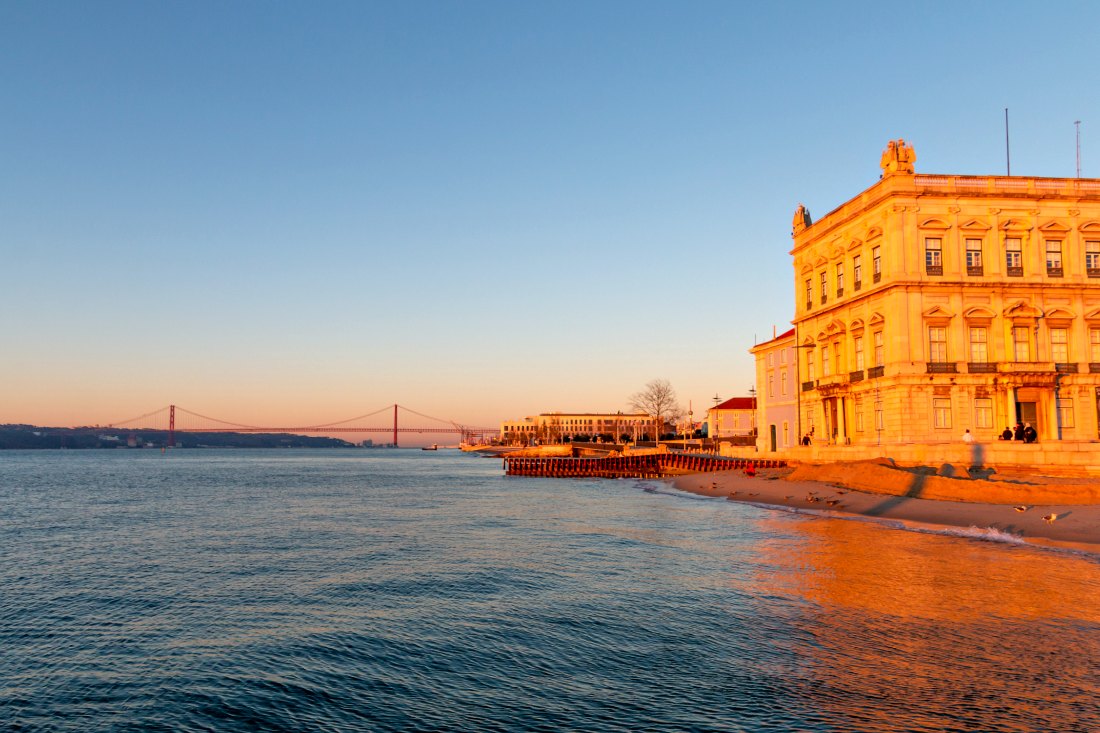 Lissabon im Winter Sonnenaufgang