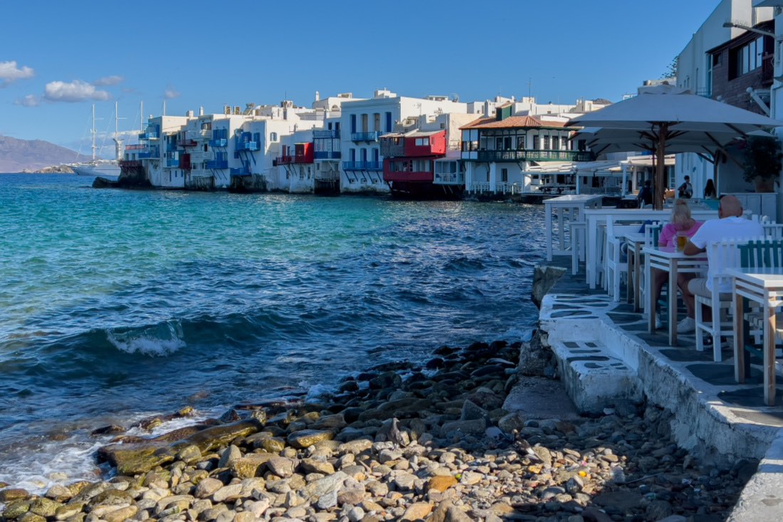 Frühstück im Nice n Easy Mykonos am Meer mit Blick auf die weiß-bunten Häuser von Klein Venedig