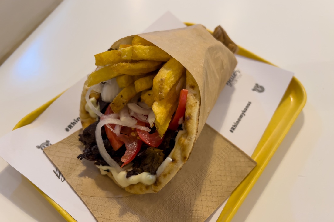 Veganes Gyros mit Pommes bei Rhino Vegan Street Food auf Mykonos