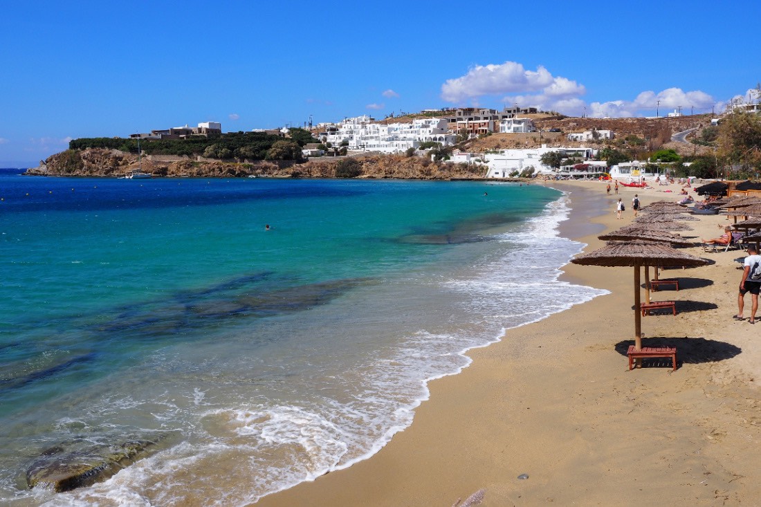 Beim Geheimtipp Agios Stefanos Beach sind die Strandliegen relativ günstig. Diese stehen auf dem goldenen Sand und das Meer ist türkisfarben.