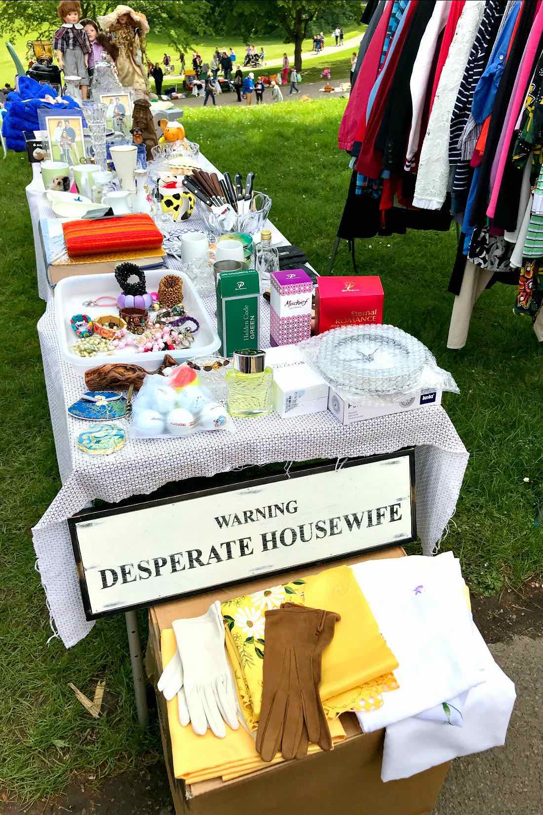 Second Hand Kleidung und Schmuck auf dem Flohmarkt Bonn Rheinaue