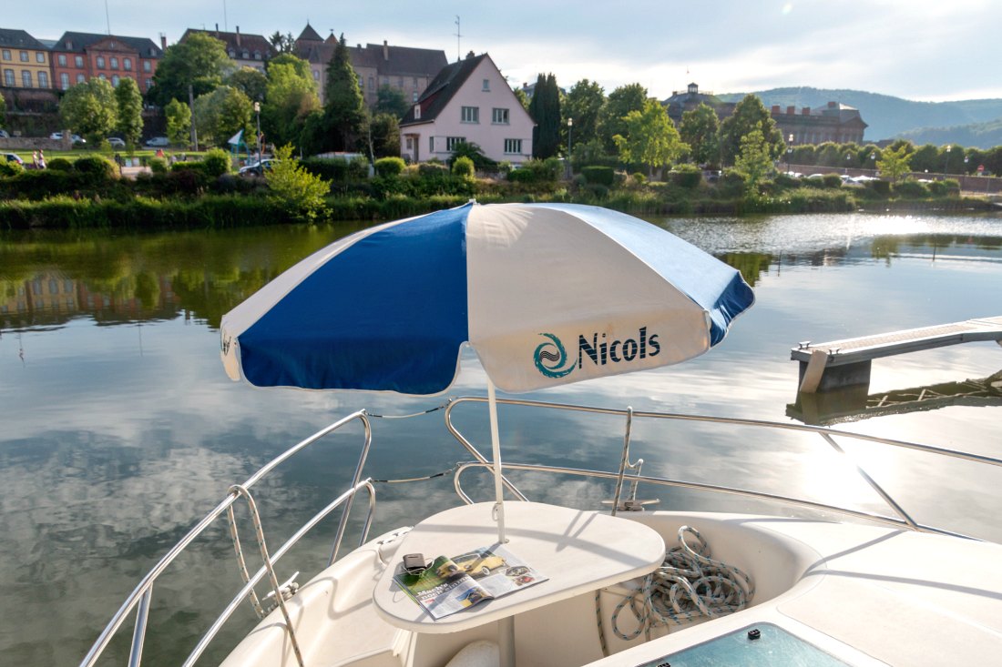 Sonnendeck auf dem Hausboot