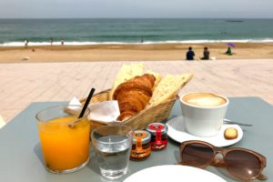 Frühstück in Biarritz