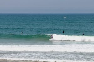 Surfer an der französischen Atlantikküste