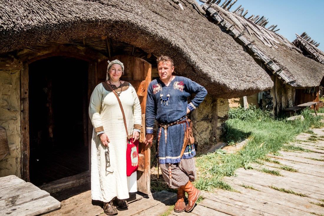 Agnieszka Gawron-Klosowska und Tomasz Wojtczak im Wikingerdorf Wollin