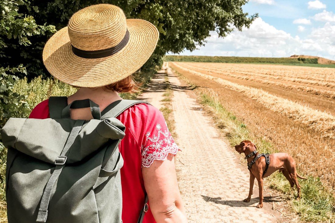Mit Rucksack im Urlaub mit Hund