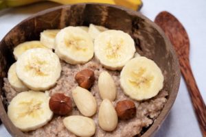 Veganes Porridge Grundrezept mit Bananen Zimt Nüssen