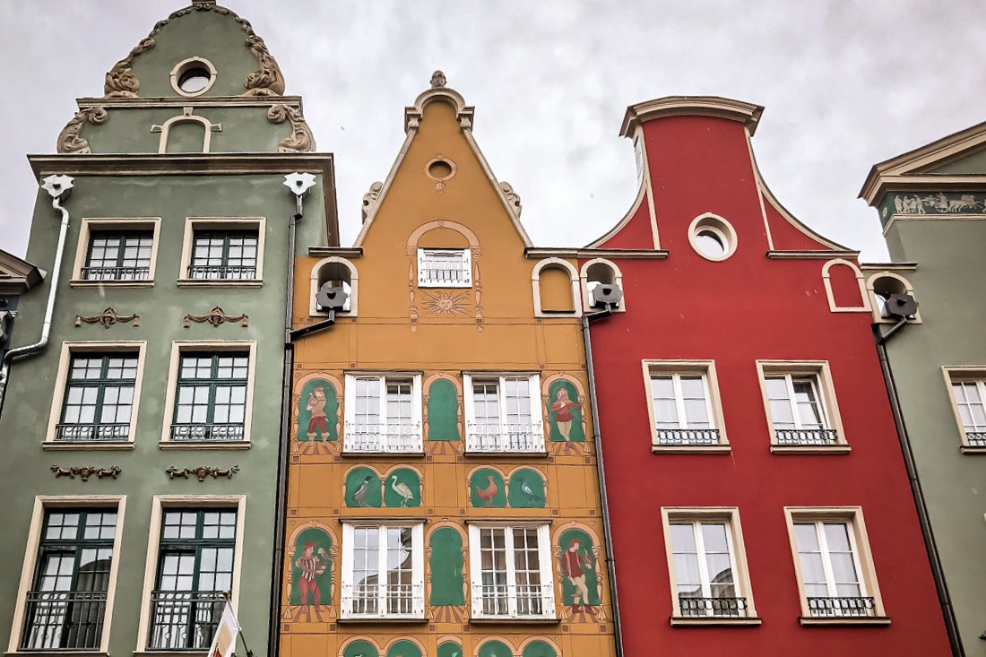 Lange Gasse mit bunten Häusern