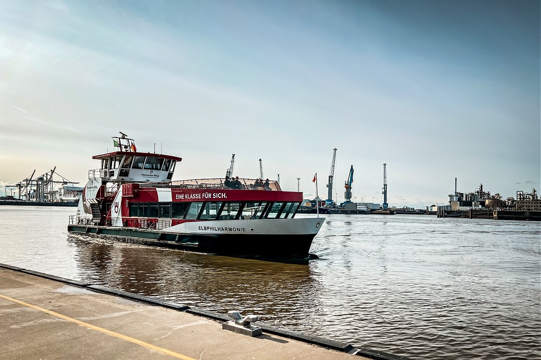 Fähre von Elbphilharmonie zu Landungsbruecken