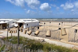 Strand in Zandvoort mit Beachcafe