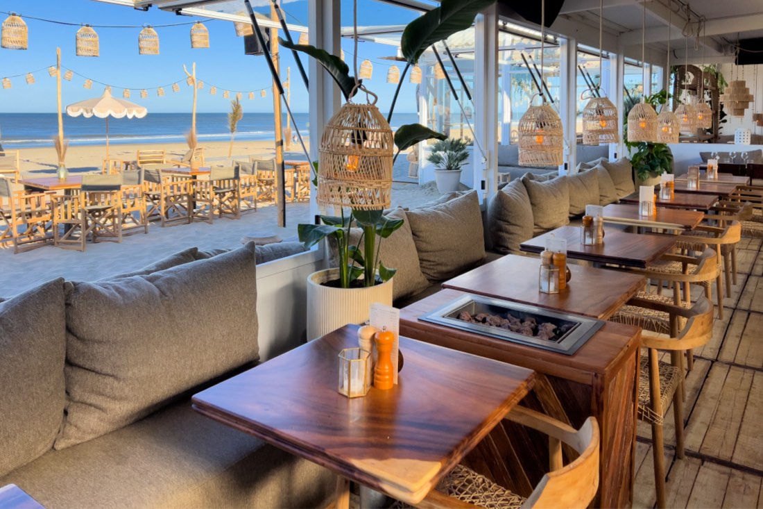 Beach Restaurant Hippie Fish Zandvoort mit Blick auf Strand und Meer durch die Fenster